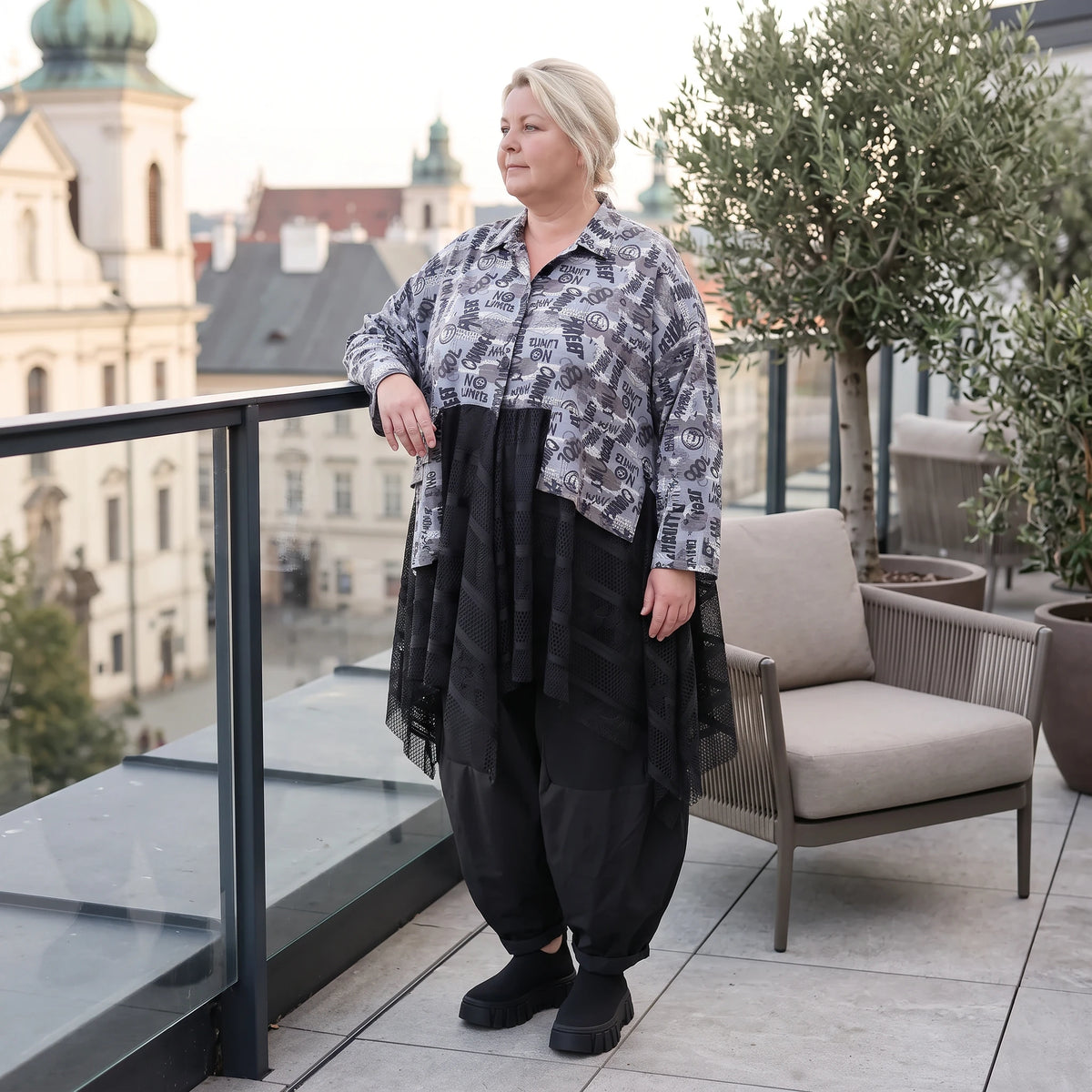 Übergangsjacke aus Jersey mit Netzeinsätzen zipfeligem Saum und A-Linie ungefüttert leicht