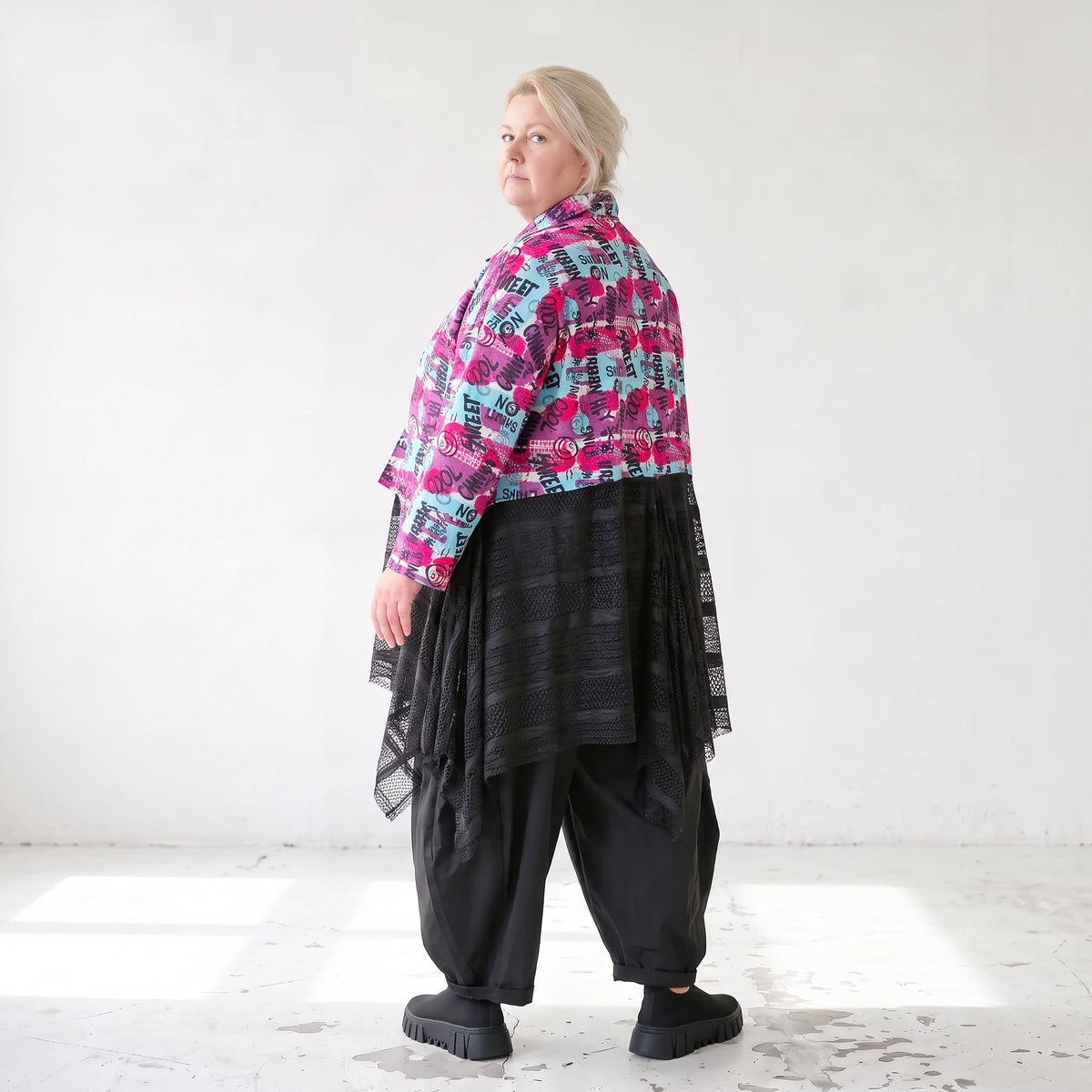 Ungefütterte Übergangsjacke in A-Linie aus Jersey mit Stretch Netzeinsätzen Zipfelsaum