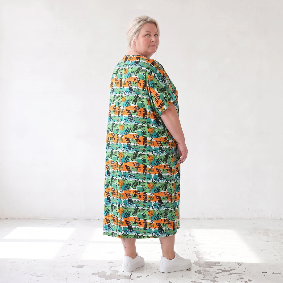 Jerseykleid in Grün/Multi mit Rundhalsausschnitt in Ballonform aus weichem Stretchstoff