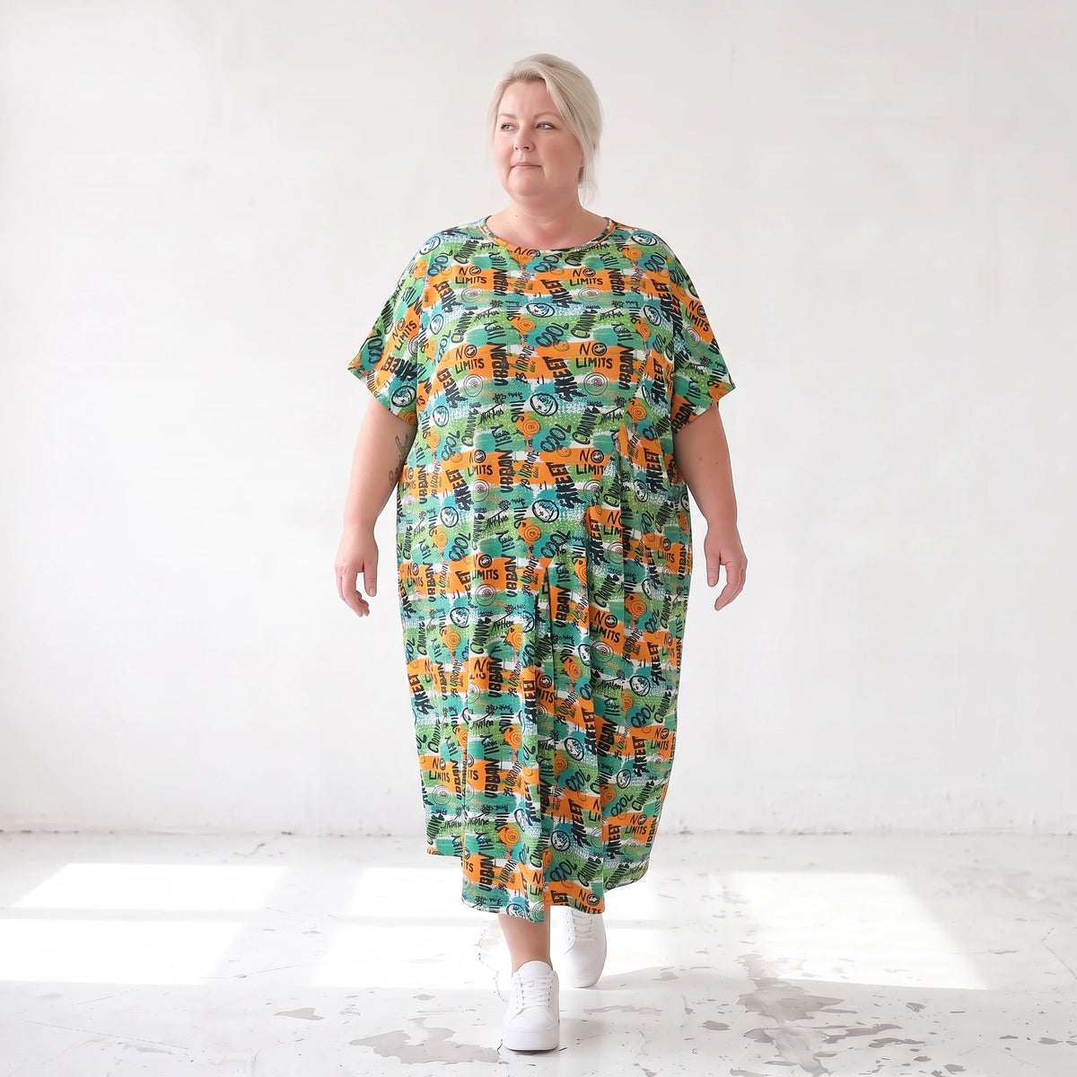 Jerseykleid in Grün/Multi mit Rundhalsausschnitt in Ballonform aus weichem Stretchstoff
