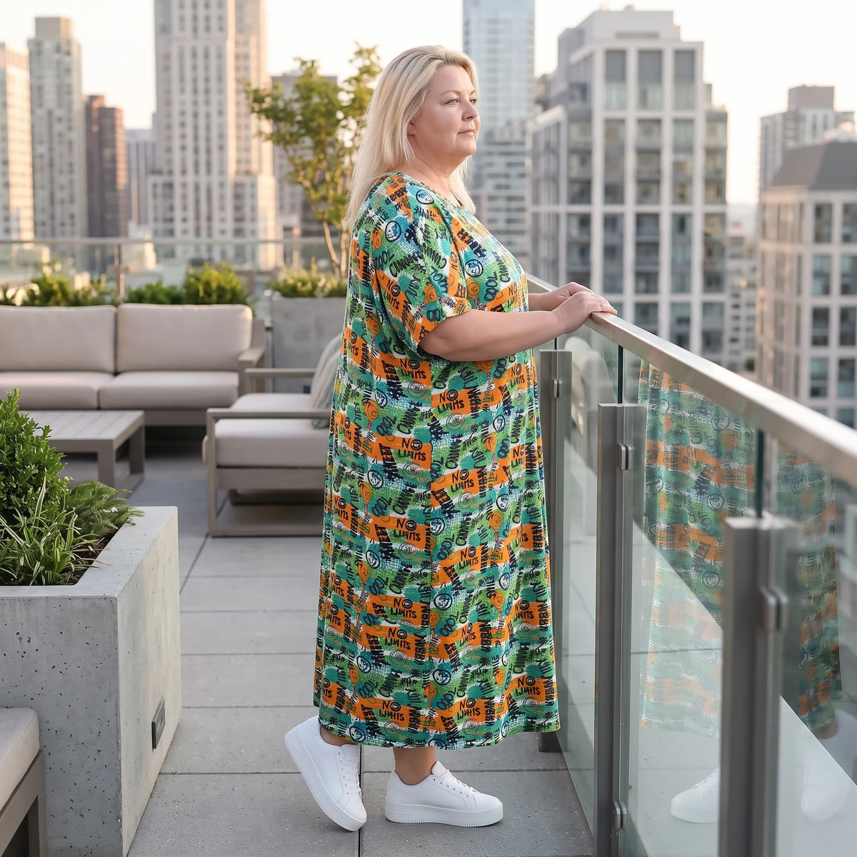 Jerseykleid in Grün/Multi mit Rundhalsausschnitt in Ballonform aus weichem Stretchstoff