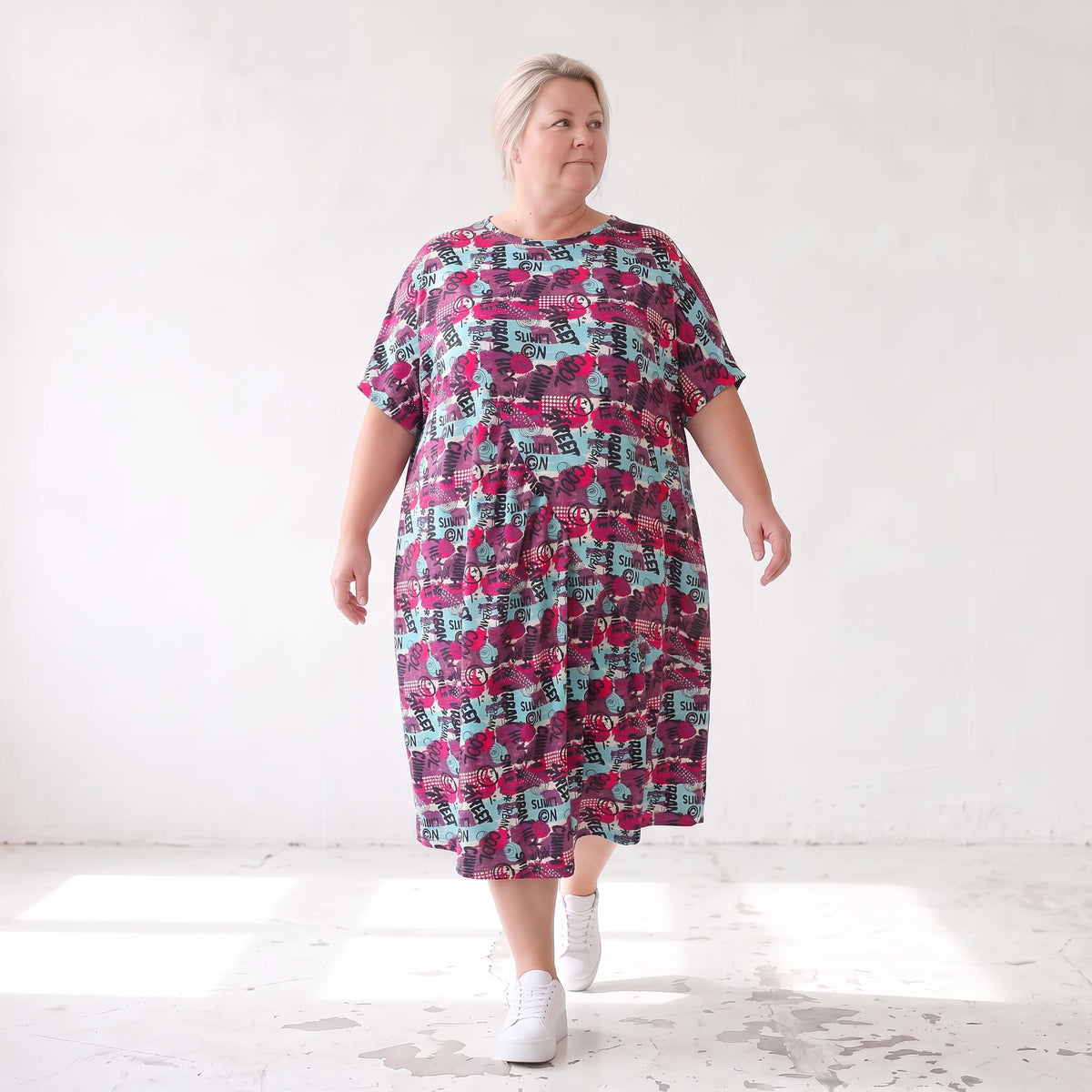 Jerseykleid aus weichem Jersey mit Ballonschnitt Rundhalsausschnitt und kurzen Ärmeln