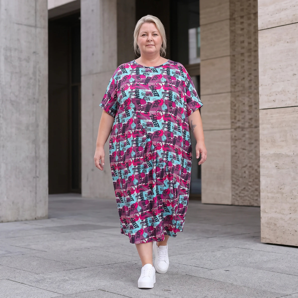 Jerseykleid aus weichem Jersey mit Ballonschnitt Rundhalsausschnitt und kurzen Ärmeln