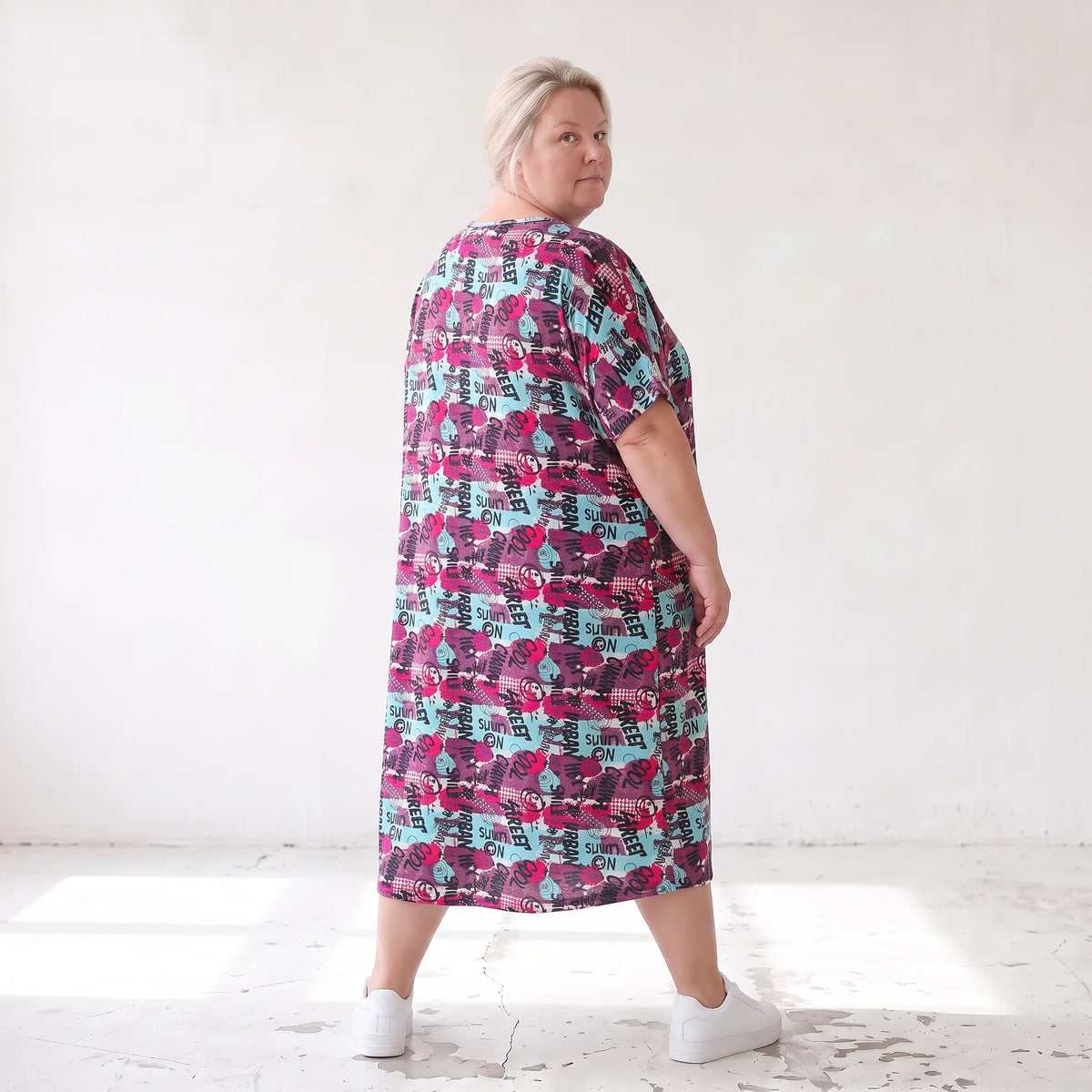 Jerseykleid aus weichem Jersey mit Ballonschnitt Rundhalsausschnitt und kurzen Ärmeln