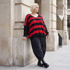 Strickshirt in Schwarz/Rot mit Destroyedoptik Fransen und V-Ausschnitt gerader Schnitt