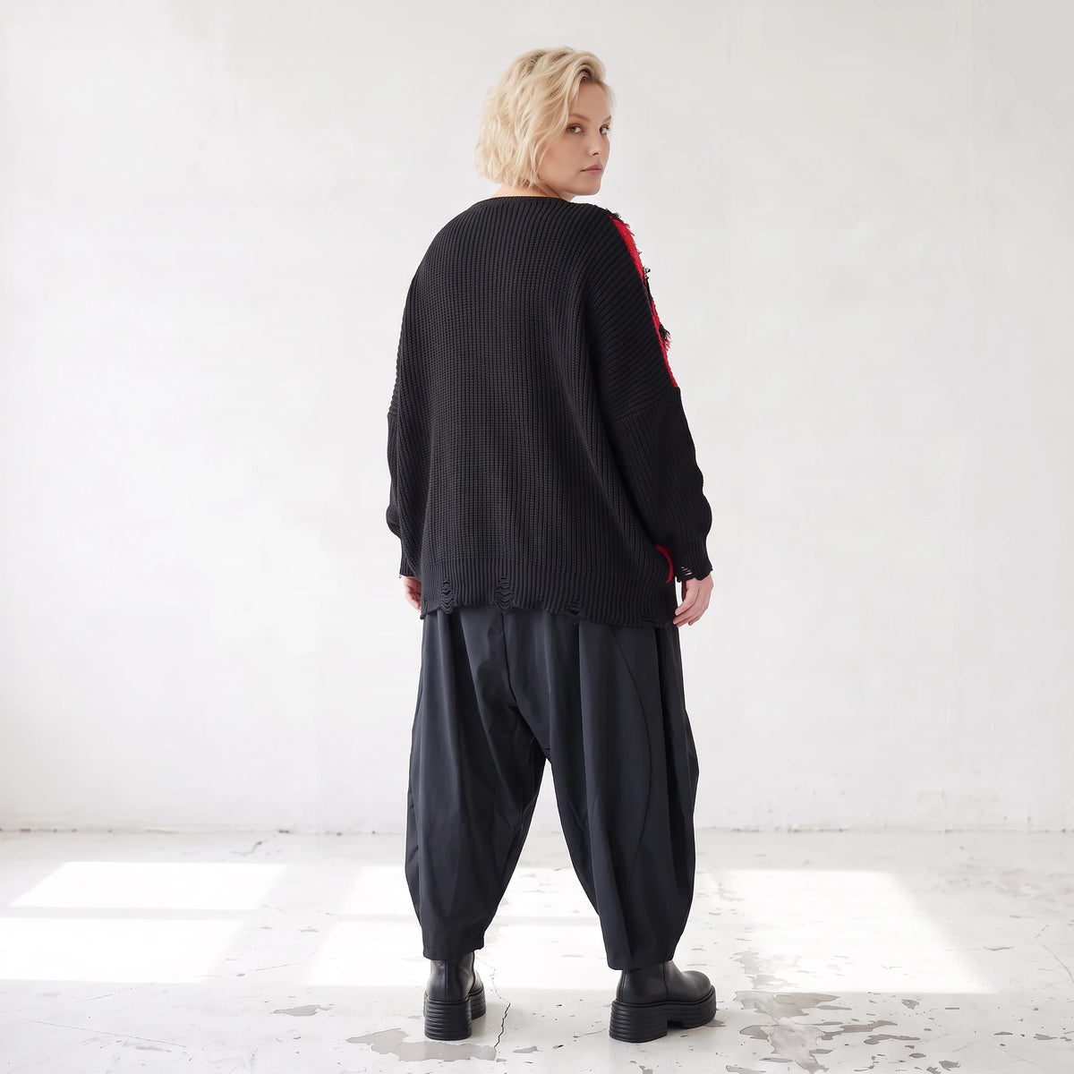 Strickshirt in Schwarz/Rot mit Destroyedoptik Fransen und V-Ausschnitt gerader Schnitt