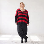 Strickshirt in Schwarz/Rot mit Destroyedoptik Fransen und V-Ausschnitt gerader Schnitt