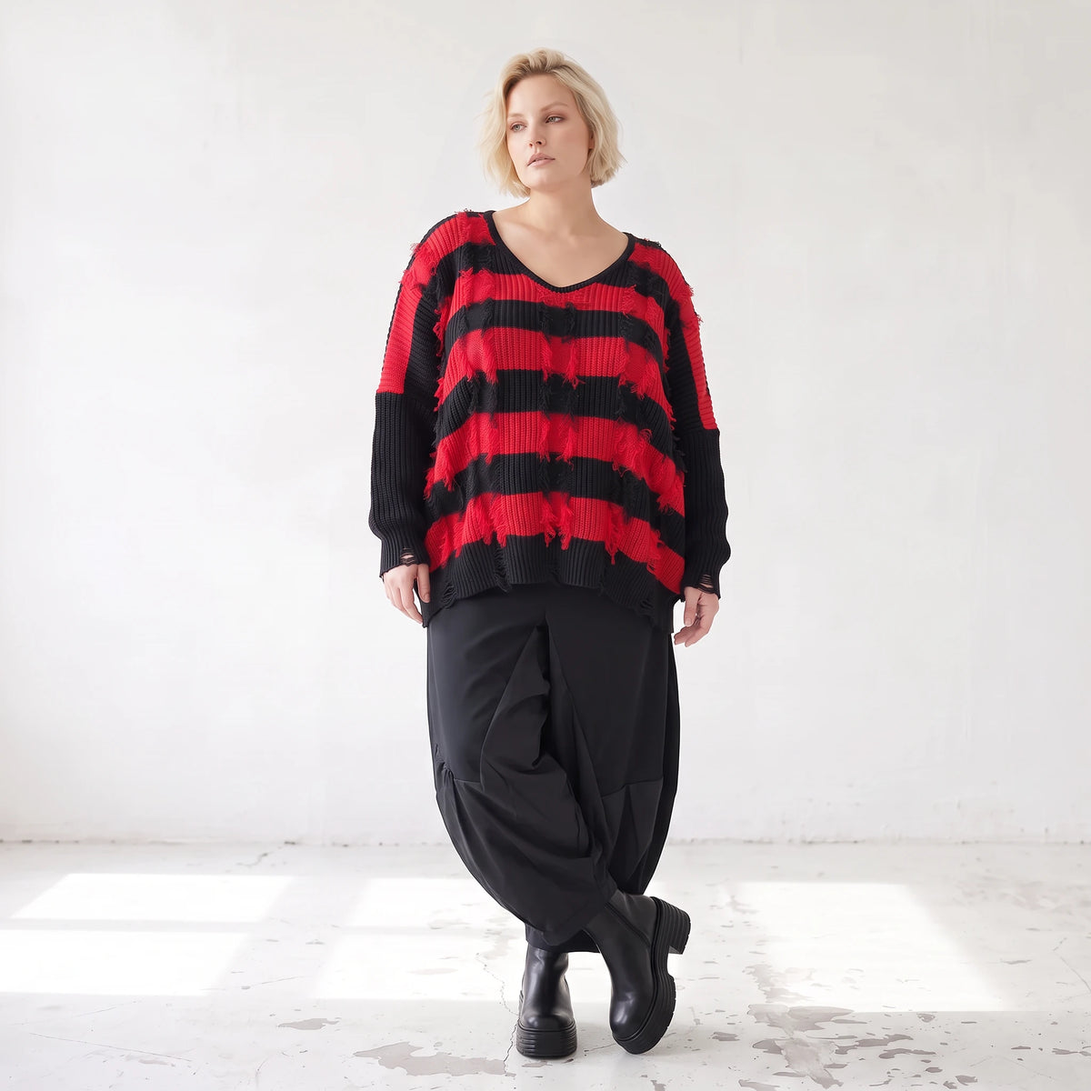 Strickshirt in Schwarz/Rot mit Destroyedoptik Fransen und V-Ausschnitt gerader Schnitt