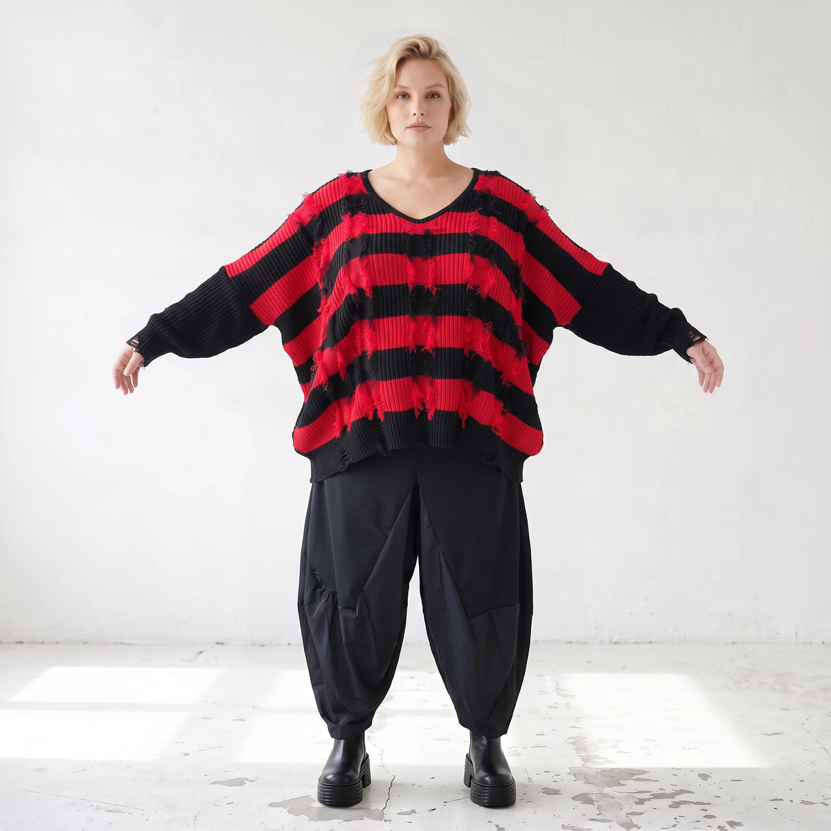 Strickshirt in Schwarz/Rot mit Destroyedoptik Fransen und V-Ausschnitt gerader Schnitt