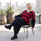 Strickshirt in Schwarz/Rot mit Destroyedoptik Fransen und V-Ausschnitt gerader Schnitt
