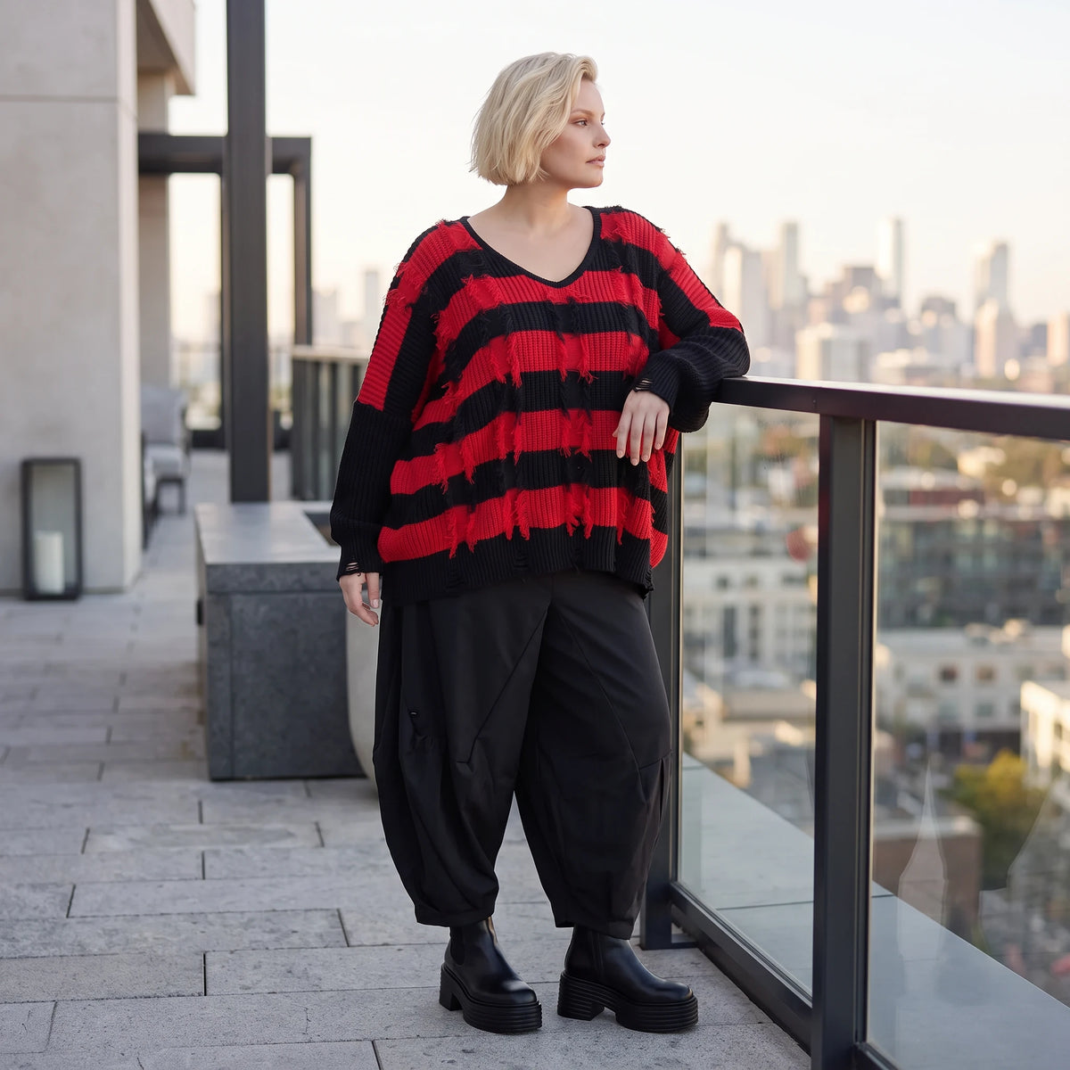 Strickshirt in Schwarz/Rot mit Destroyedoptik Fransen und V-Ausschnitt gerader Schnitt