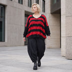 Strickshirt in Schwarz/Rot mit Destroyedoptik Fransen und V-Ausschnitt gerader Schnitt