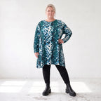 Langarmshirt in Petrol/Weiß aus Stretch Twill mit Rundhalsausschnitt in softer A-Linie