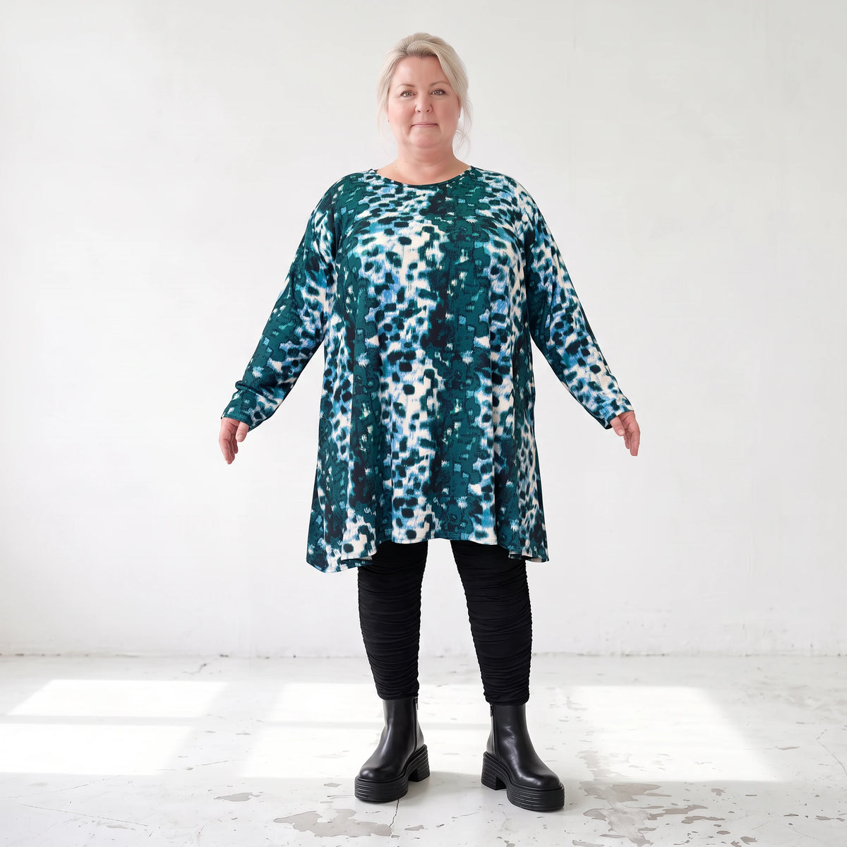 Langarmshirt in Petrol/Weiß aus Stretch Twill mit Rundhalsausschnitt in softer A-Linie