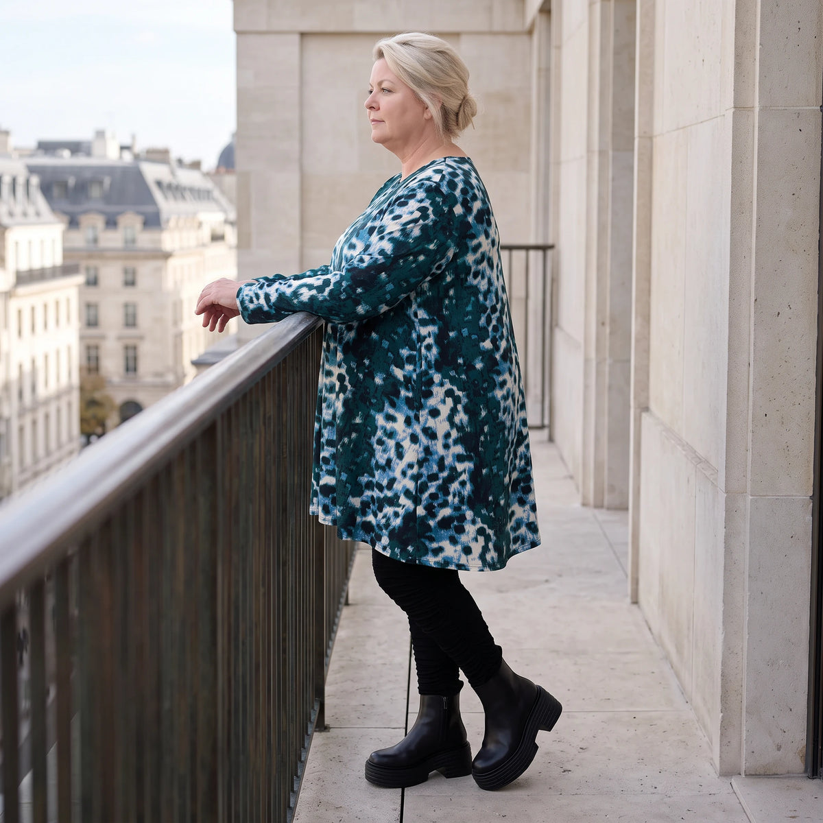 Langarmshirt in Petrol/Weiß aus Stretch Twill mit Rundhalsausschnitt in softer A-Linie