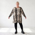 Langarmshirt in Braun/Weiß aus Viskosetwill in A-Linie mit Rundhalsausschnitt Taschen