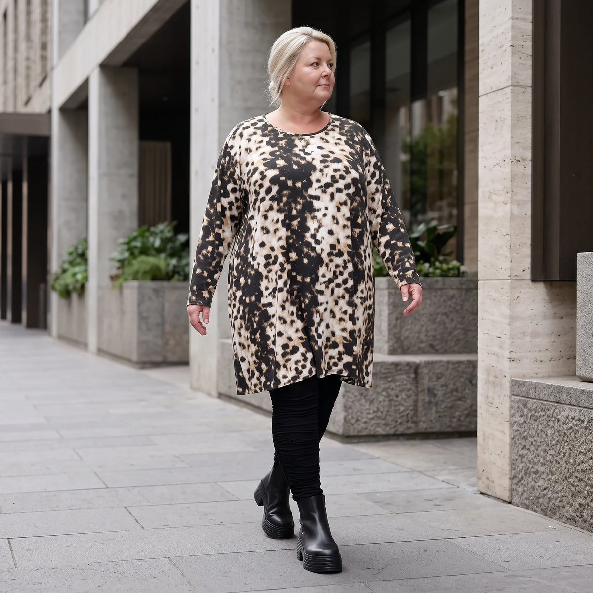 Langarmshirt in Braun/Weiß aus Viskosetwill in A-Linie mit Rundhalsausschnitt Taschen