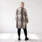 Langarmshirt in Braun/Weiß aus Viskosetwill in A-Linie mit Rundhalsausschnitt Taschen