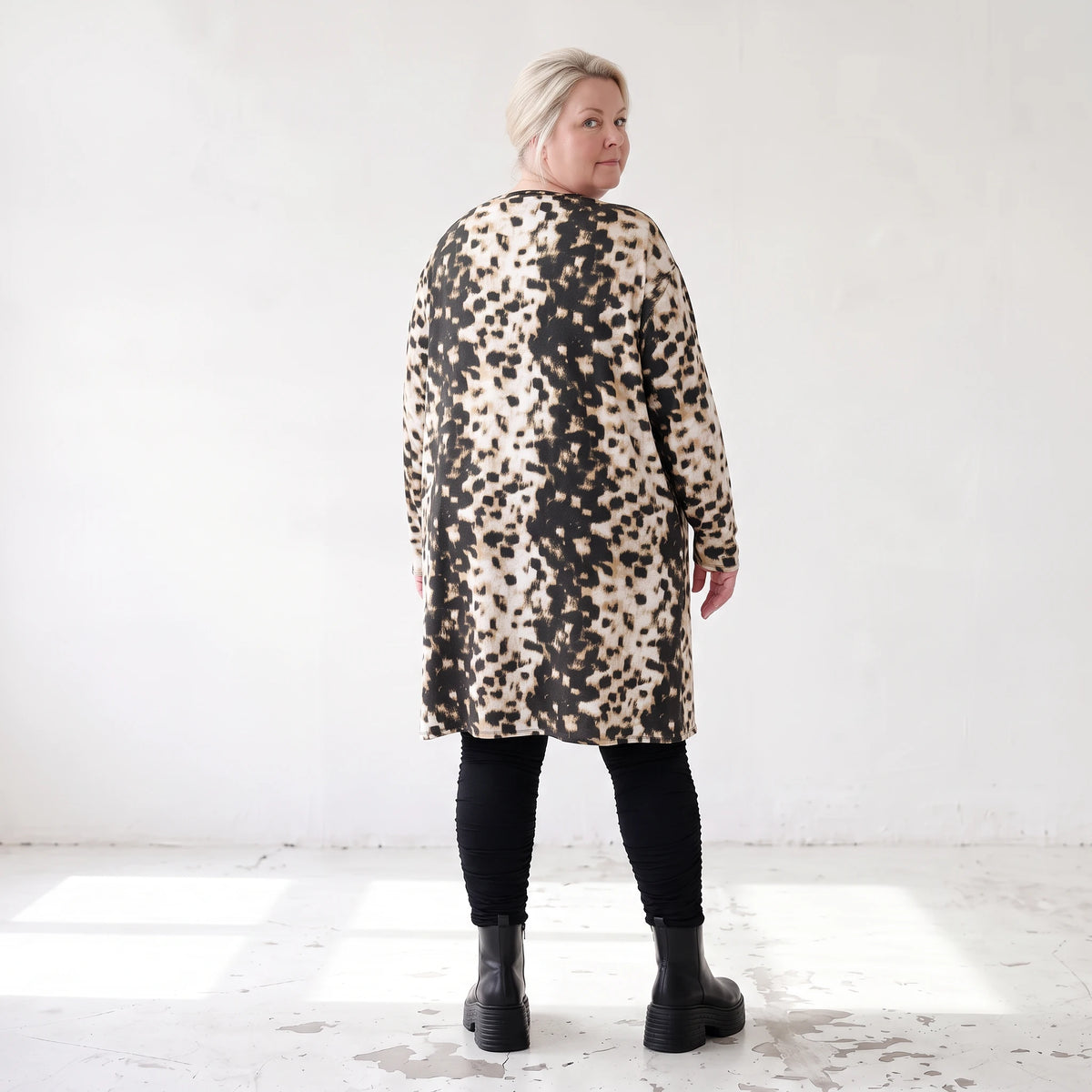 Langarmshirt in Braun/Weiß aus Viskosetwill in A-Linie mit Rundhalsausschnitt Taschen