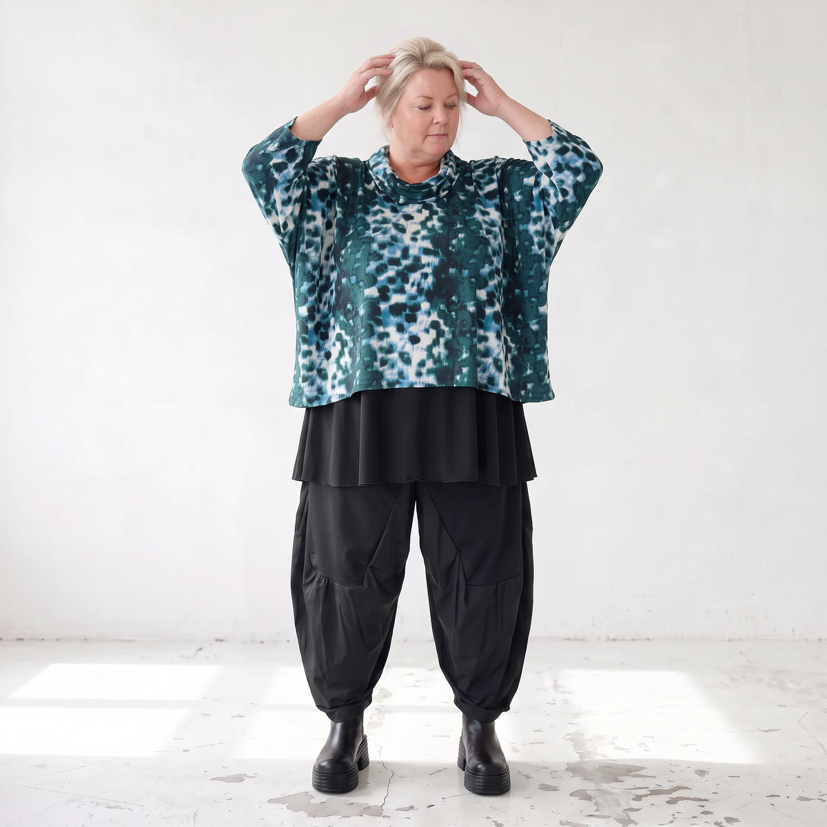 Kastiges Rollkragenshirt aus Viskosetwill mit Stretch und 3/4-Arm mit lockerem Fall