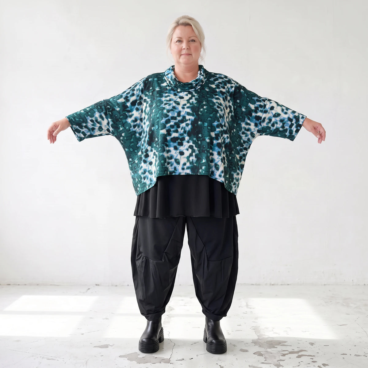 Kastiges Rollkragenshirt aus Viskosetwill mit Stretch und 3/4-Arm mit lockerem Fall