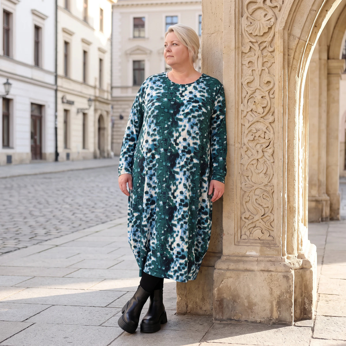 Ballonkleid aus Stretch Twill in Petrol/Weiss mit femininer Silhouette und leichtem Fall