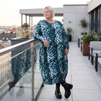 Ballonkleid aus Stretch Twill in Petrol/Weiss mit femininer Silhouette und leichtem Fall