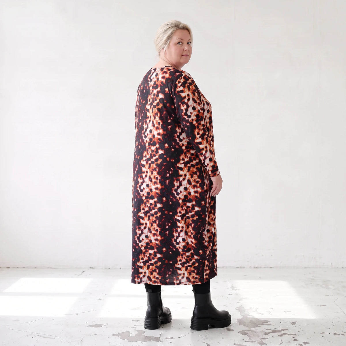 Ballonkleid aus Stretchtwill in Rost/Weiß mit fließender Silhouette leicht und bequem