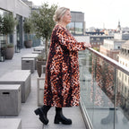 Ballonkleid aus Stretchtwill in Rost/Weiß mit fließender Silhouette leicht und bequem