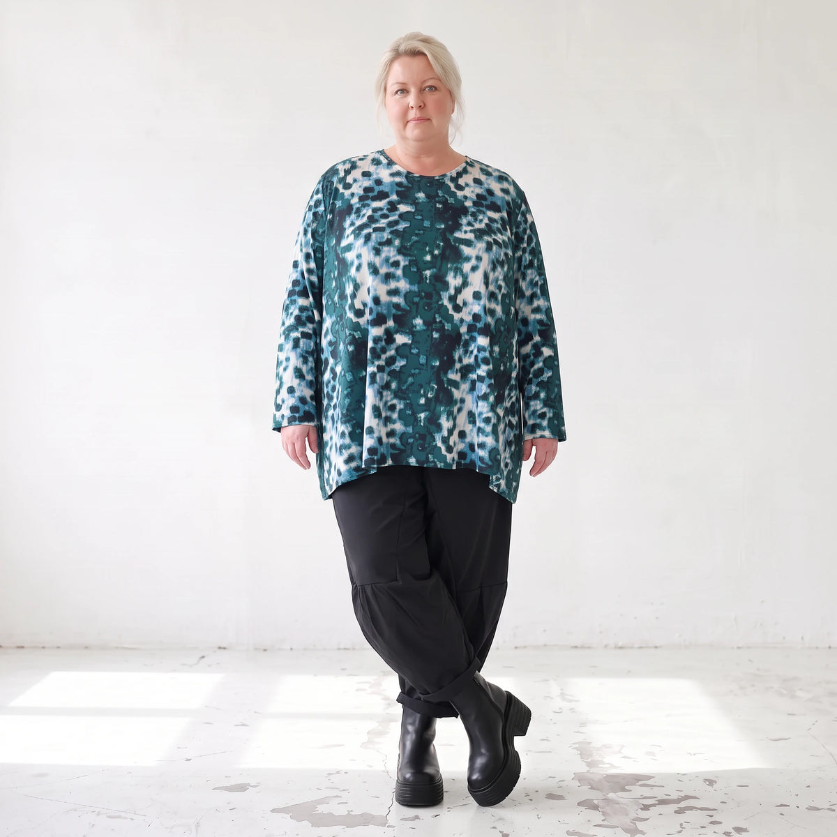 Langarmshirt in Petrol/Weiß aus weichem Stretch Twill mit Rundhalsausschnitt in A-Linie