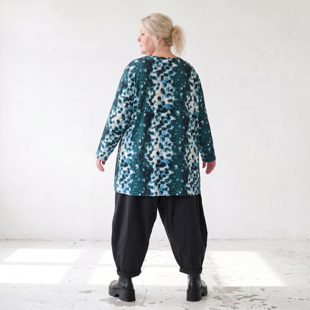 Langarmshirt in Petrol/Weiß aus weichem Stretch Twill mit Rundhalsausschnitt in A-Linie