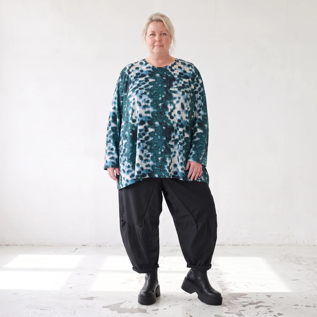 Langarmshirt in Petrol/Weiß aus weichem Stretch Twill mit Rundhalsausschnitt in A-Linie
