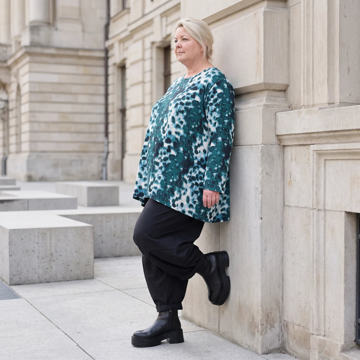 Langarmshirt in Petrol/Weiß aus weichem Stretch Twill mit Rundhalsausschnitt in A-Linie