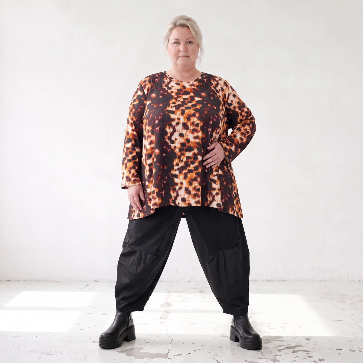 Langarmshirt aus rost/weißem Viskosetwill mit Stretch in A-Linie mit Rundhalsausschnitt