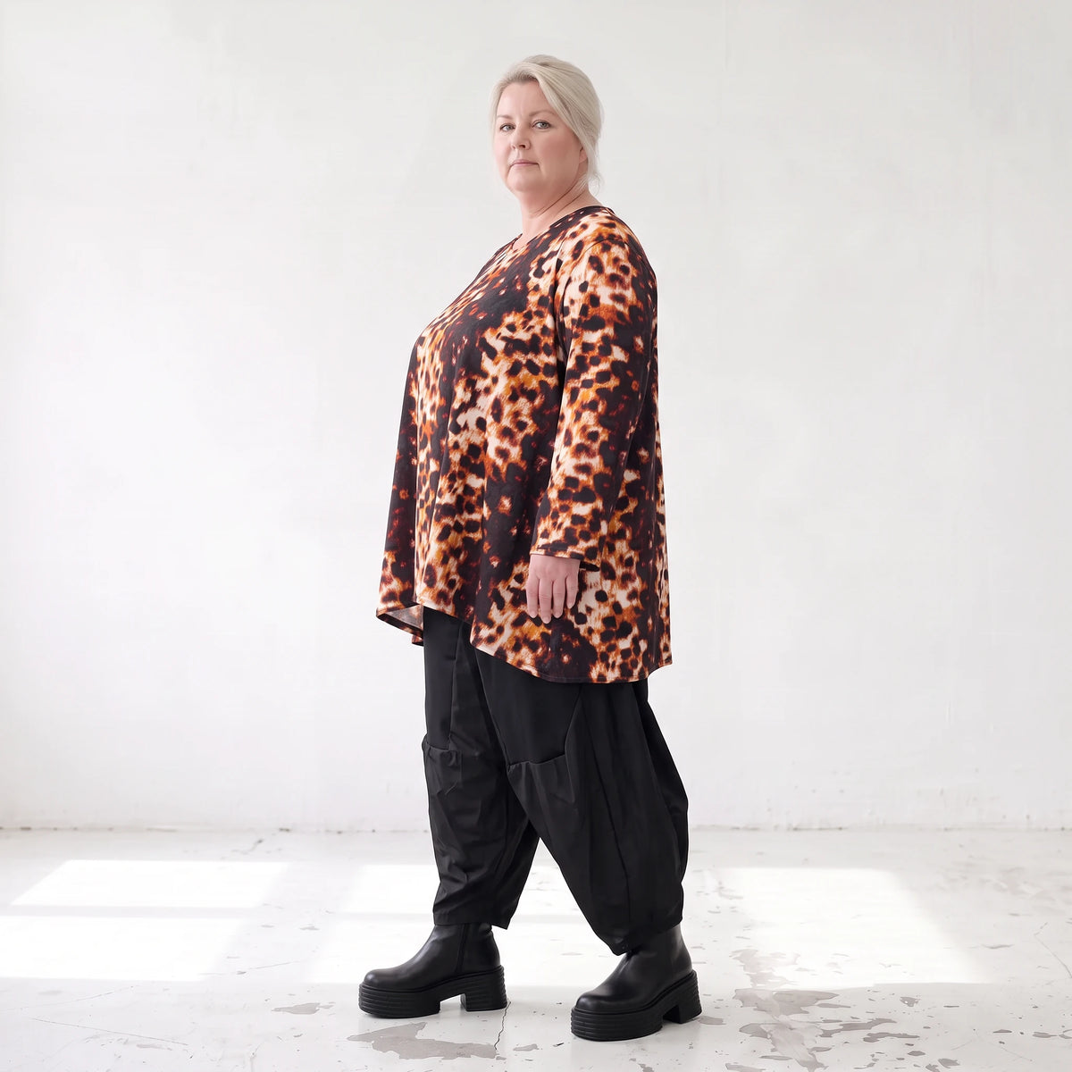 Langarmshirt aus rost/weißem Viskosetwill mit Stretch in A-Linie mit Rundhalsausschnitt