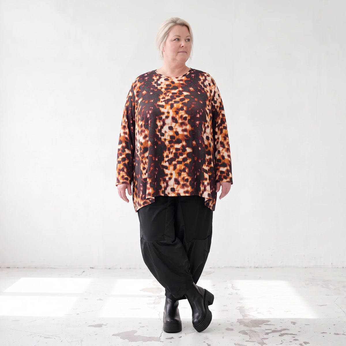 Langarmshirt aus rost/weißem Viskosetwill mit Stretch in A-Linie mit Rundhalsausschnitt