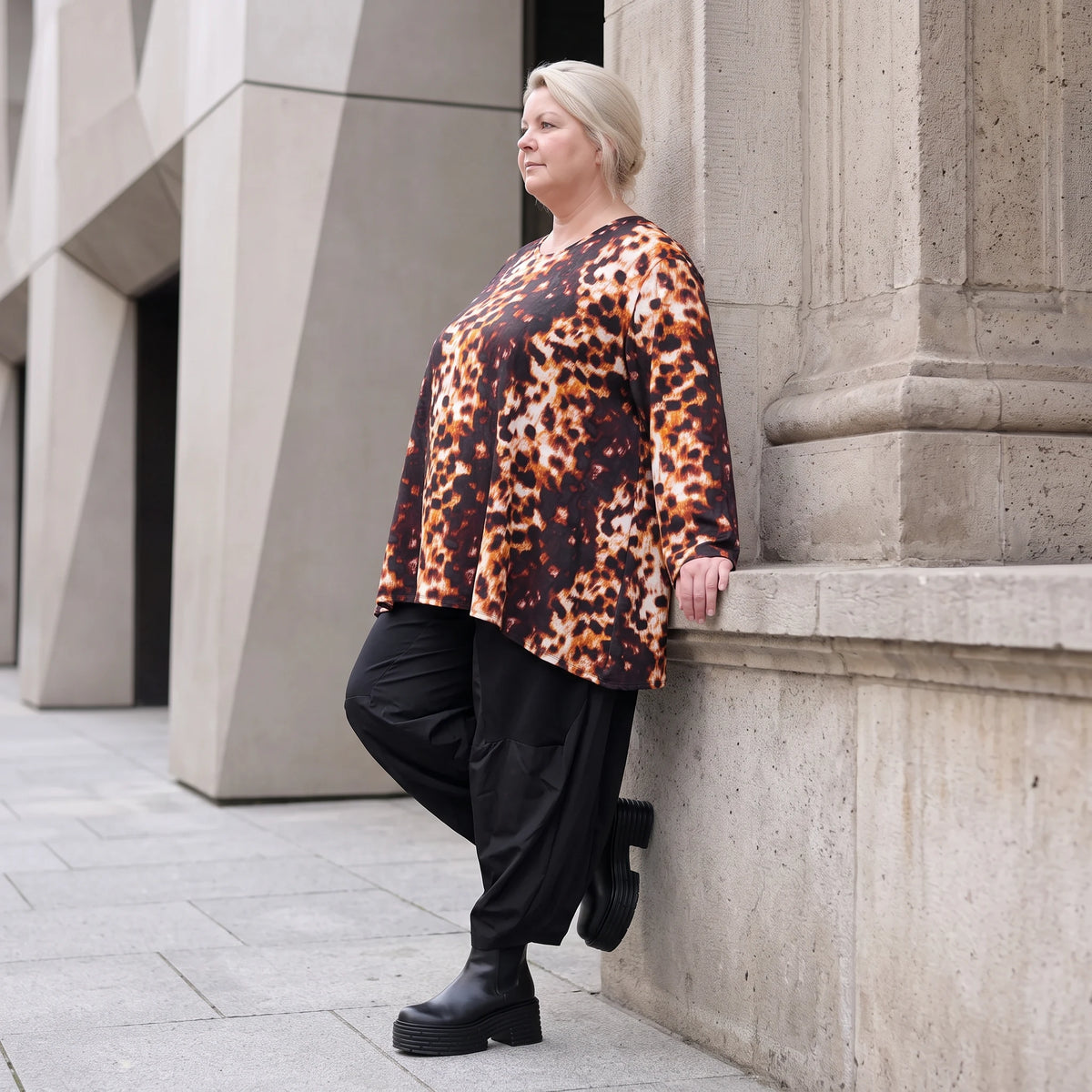 Langarmshirt aus rost/weißem Viskosetwill mit Stretch in A-Linie mit Rundhalsausschnitt