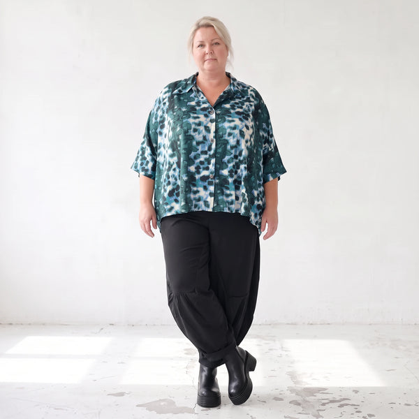 Petrol/Weiße Bluse aus Stretchtwill mit Hemdkragen und 3/4-Arm aus Viskosemix weichfallend