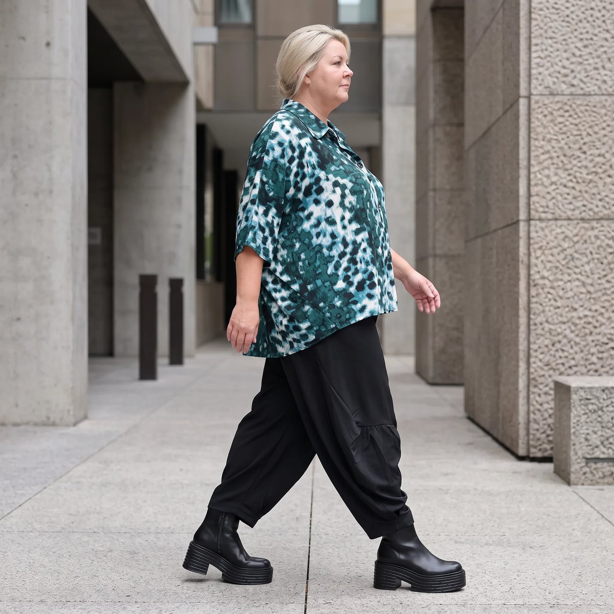 Petrol/Weiße Bluse aus Stretchtwill mit Hemdkragen und 3/4-Arm aus Viskosemix weichfallend