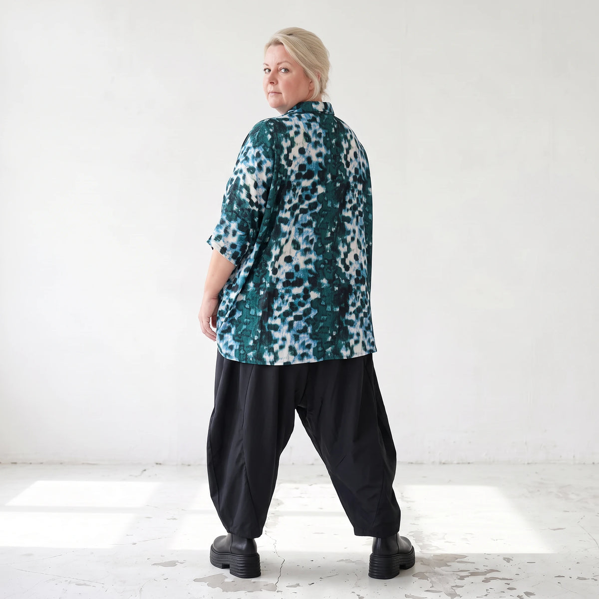 Petrol/Weiße Bluse aus Stretchtwill mit Hemdkragen und 3/4-Arm aus Viskosemix weichfallend