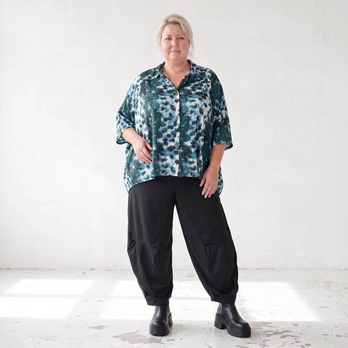 Petrol/Weiße Bluse aus Stretchtwill mit Hemdkragen und 3/4-Arm aus Viskosemix weichfallend