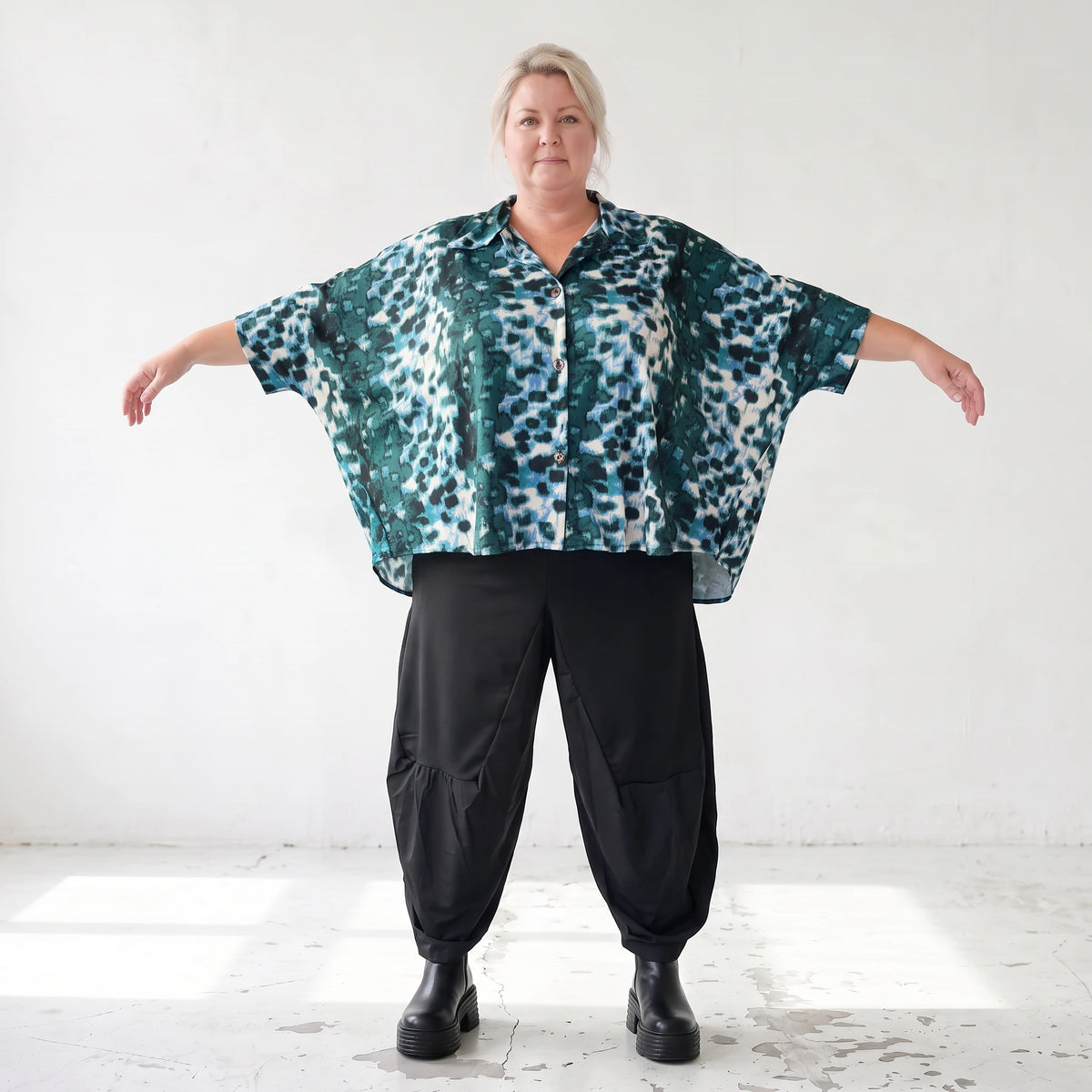 Petrol/Weiße Bluse aus Stretchtwill mit Hemdkragen und 3/4-Arm aus Viskosemix weichfallend