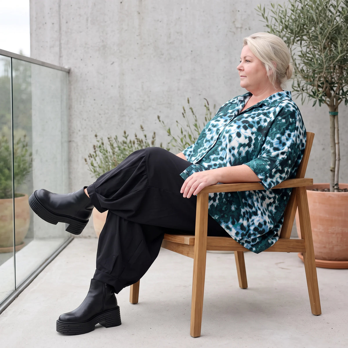 Petrol/Weiße Bluse aus Stretchtwill mit Hemdkragen und 3/4-Arm aus Viskosemix weichfallend