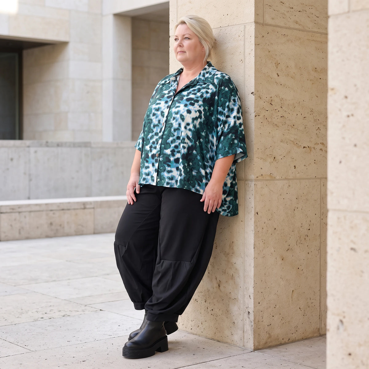 Petrol/Weiße Bluse aus Stretchtwill mit Hemdkragen und 3/4-Arm aus Viskosemix weichfallend