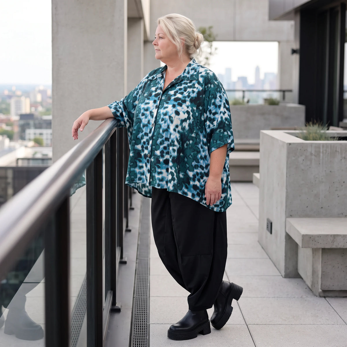 Petrol/Weiße Bluse aus Stretchtwill mit Hemdkragen und 3/4-Arm aus Viskosemix weichfallend