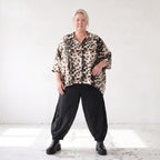 Twillbluse in Braun/Weiß mit Muster Hemdkragen Knopfleiste Stretch und gerundetem Saum