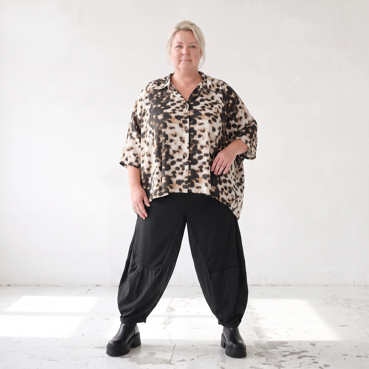 Twillbluse in Braun/Weiß mit Muster Hemdkragen Knopfleiste Stretch und gerundetem Saum