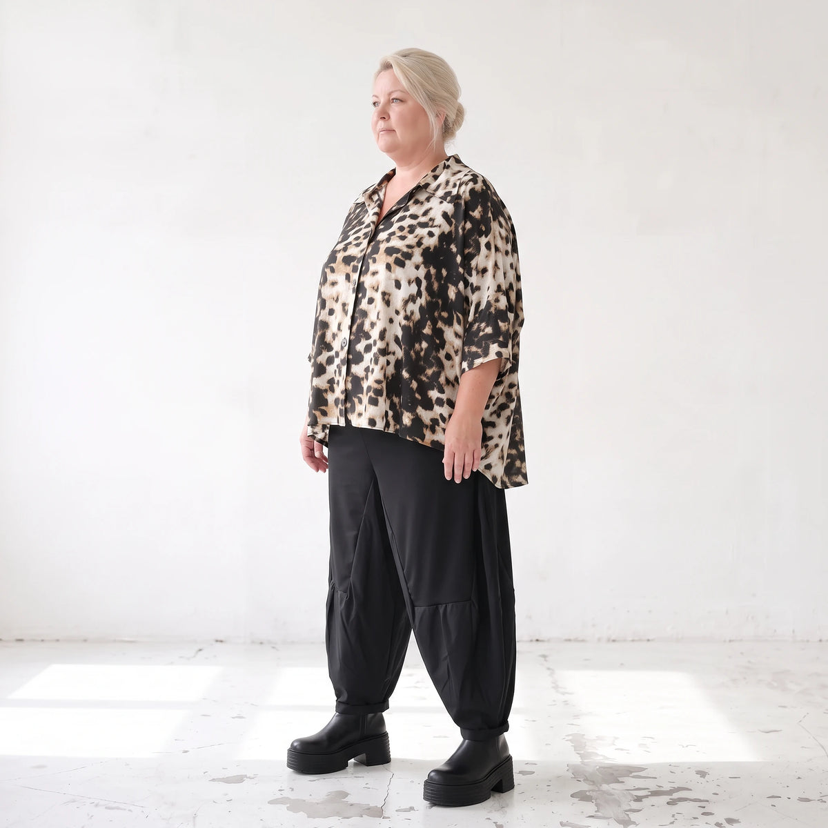 Twillbluse in Braun/Weiß mit Muster Hemdkragen Knopfleiste Stretch und gerundetem Saum