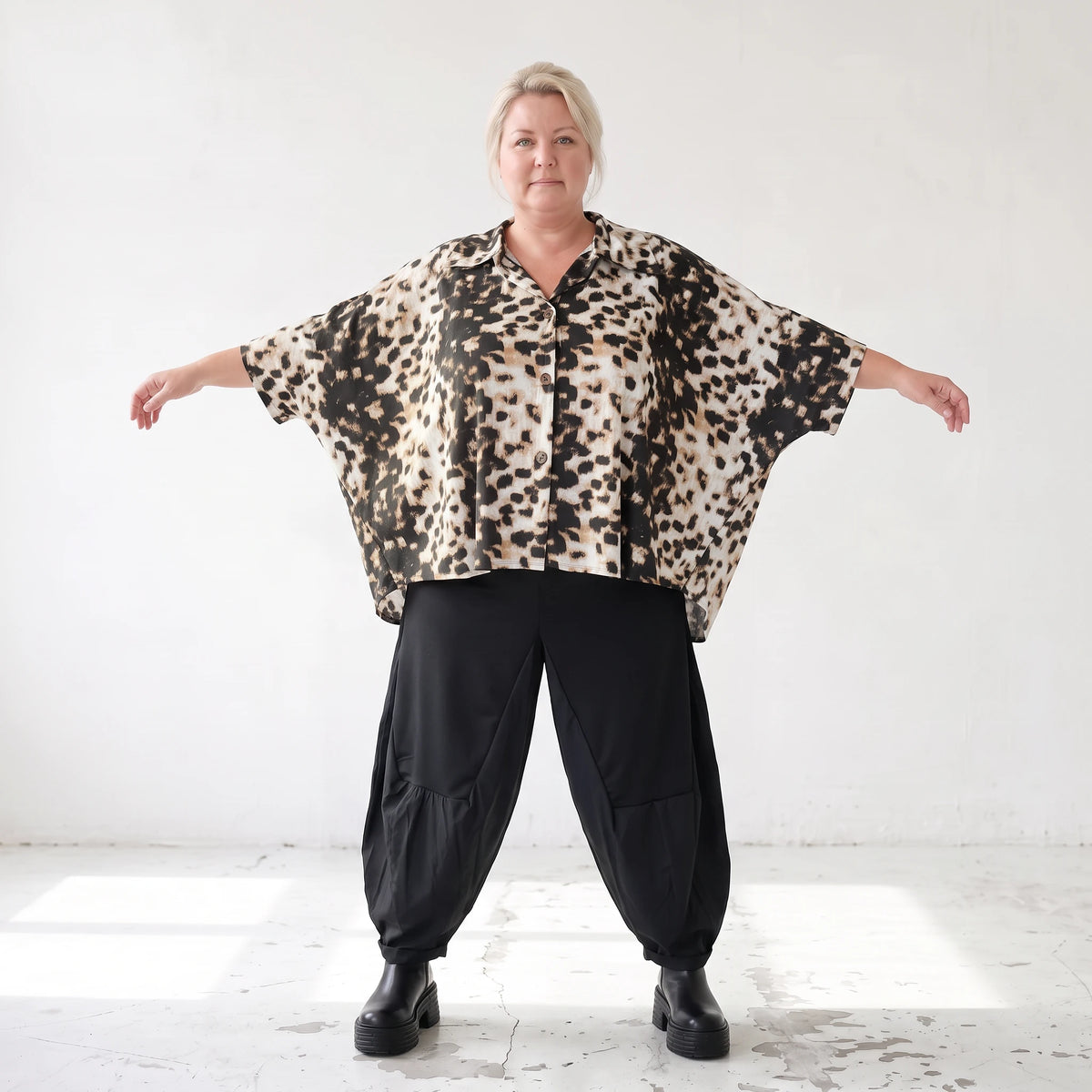 Twillbluse in Braun/Weiß mit Muster Hemdkragen Knopfleiste Stretch und gerundetem Saum