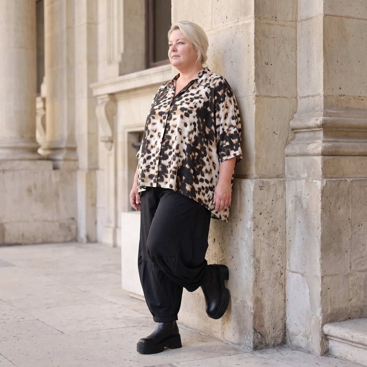 Twillbluse in Braun/Weiß mit Muster Hemdkragen Knopfleiste Stretch und gerundetem Saum